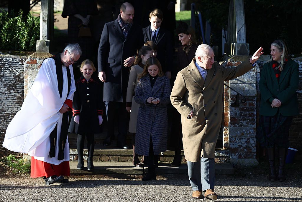El rey Carlos saludando al público congregado en Sandringham