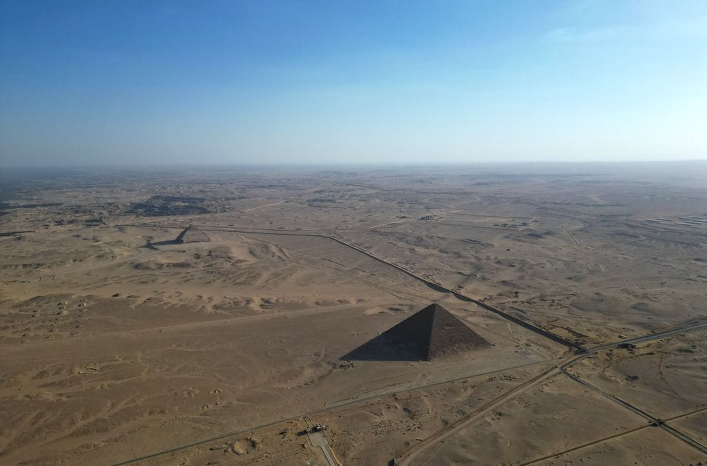 Vista aérea de la Pirámide Acodada (izquierda) y la Pirámide Roja (derecha), en Dahshur, al sur de El Cairo.