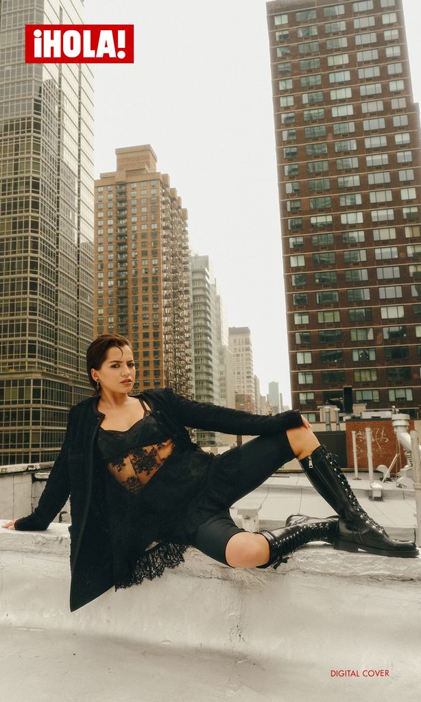 Fotógrafo: Izack Morales | Stylist: Odile Iturraspe | Peinado y Maquillaje: Jamie Harper | Look completo de D&G incluyendo calzado y accesorios
