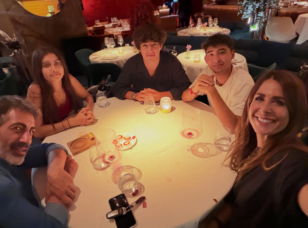 Nuria Roca y Juan del Val cenando junto a sus hijos tras el regreso de Juan de Honduras