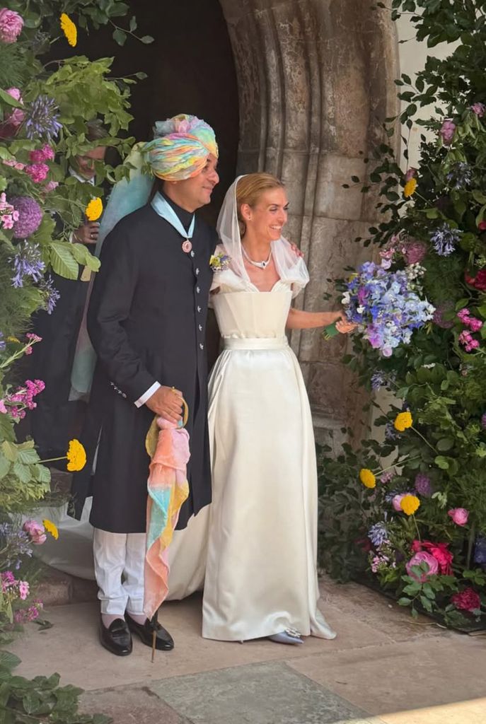 Los novios saliendo de la iglesia