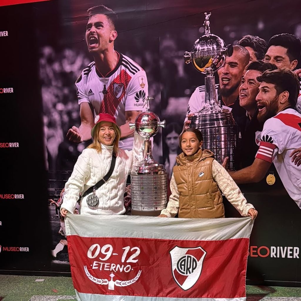 Adamari y su hija se tomaron foto con la icónica Copa Eterna 