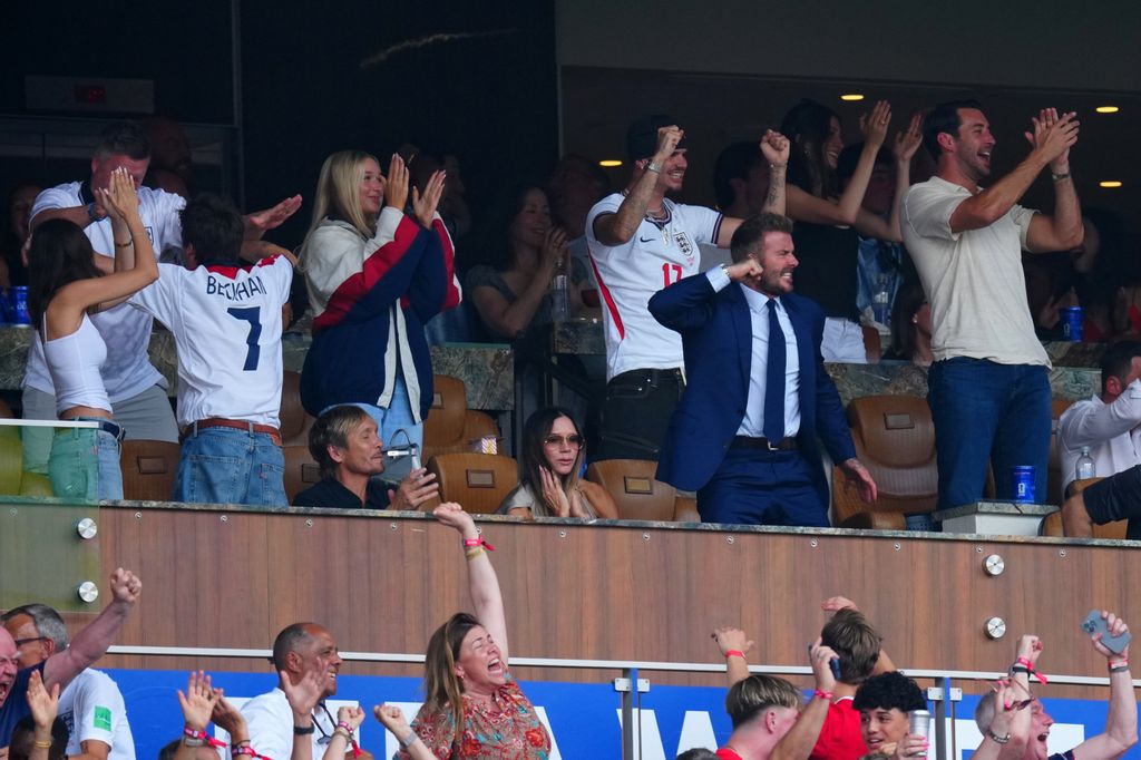 Los Beckham celebrando la victoria de Inglaterra