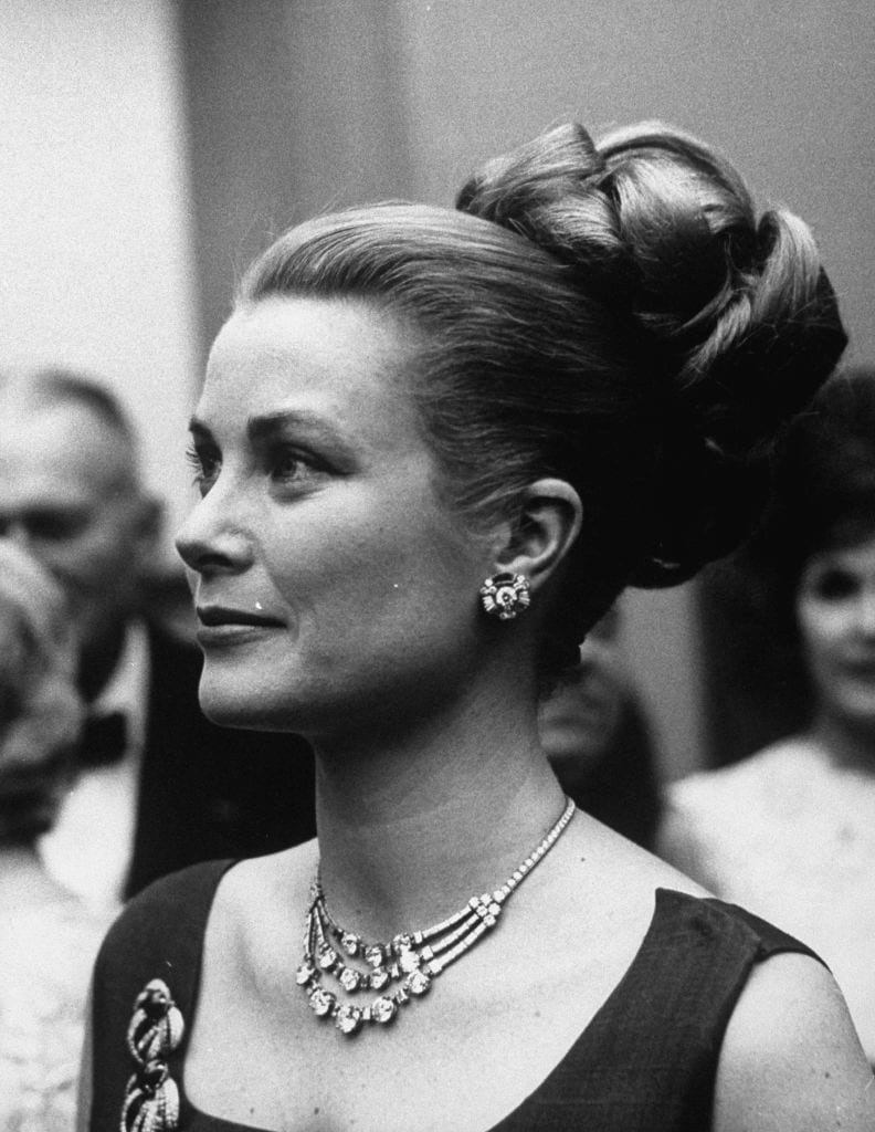 Grace Kelly, con collar 