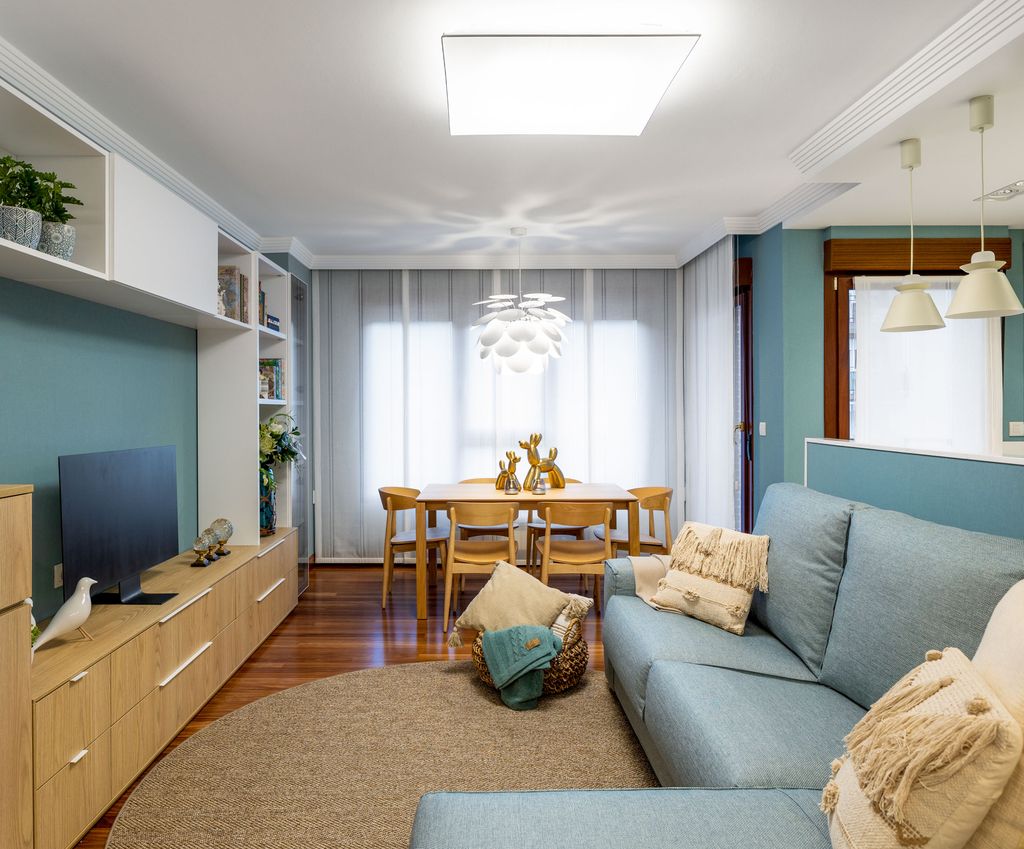 Salón con mueble exento con módulos. 