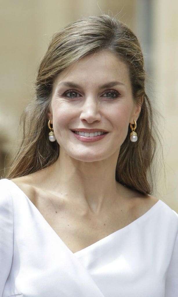 Reina Letizia con pendientes de perlas
