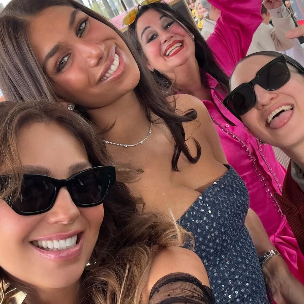 Thalía junto a Lina Luaces, Gloria Estefan y Emily Estefan en la entrega de la estrella en el Paseo de la Fama para Lili Estefan 