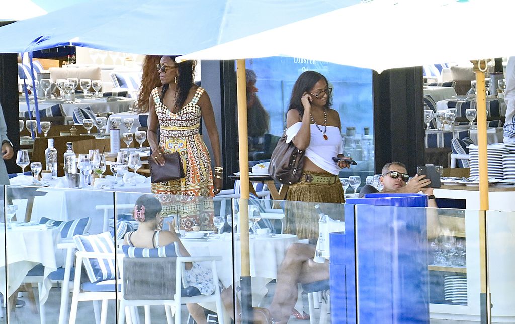 Michelle Obama usó un perfecto look veraniego compuesto por un vestido con estampado multicolor.
