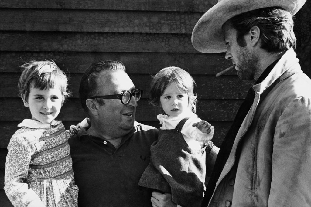 Sergio Leone junto a sus hijas y Clint Eastwood en 1966, el año en que 'El bueno, el feo y el malo' terminó de convertir al actor en el Hombre Sin Nombre.