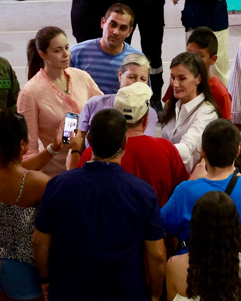 Doña Letizia escuchando los problemas de los evacuados por los incendios