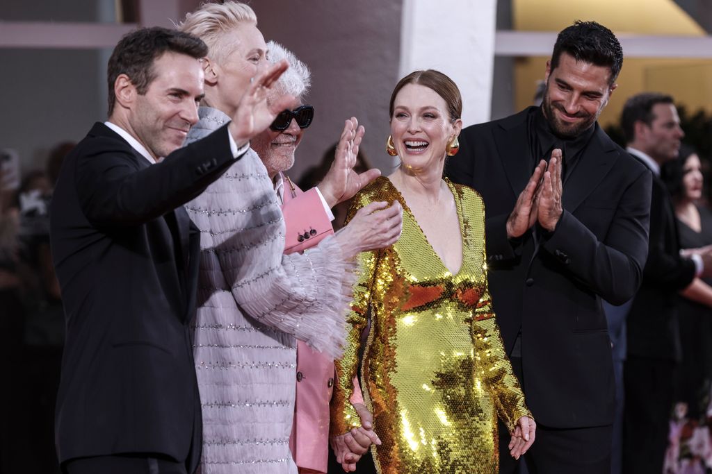 Alessandro Nivola, Tilda Swinton, Pedro Almodovar, Julianne Moore y Alvise Rigo en el estreno de 'La habitación de al lado' en el Festival de Venecia