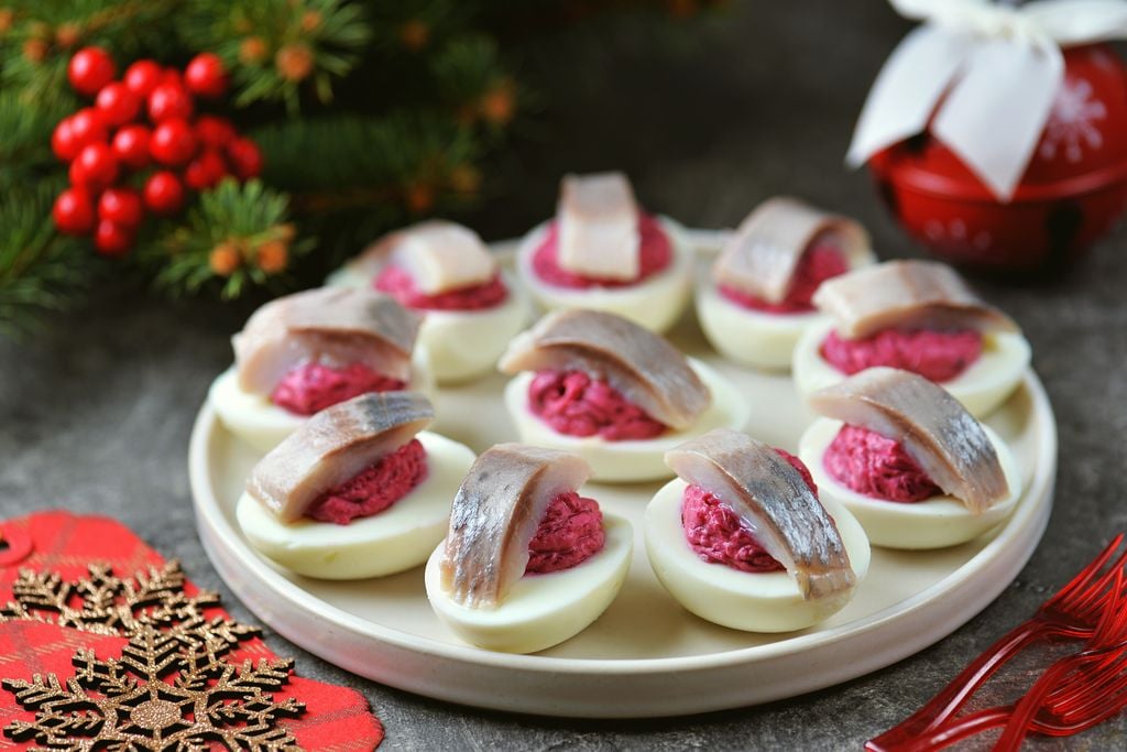 Huevos rellenos de remolacha.