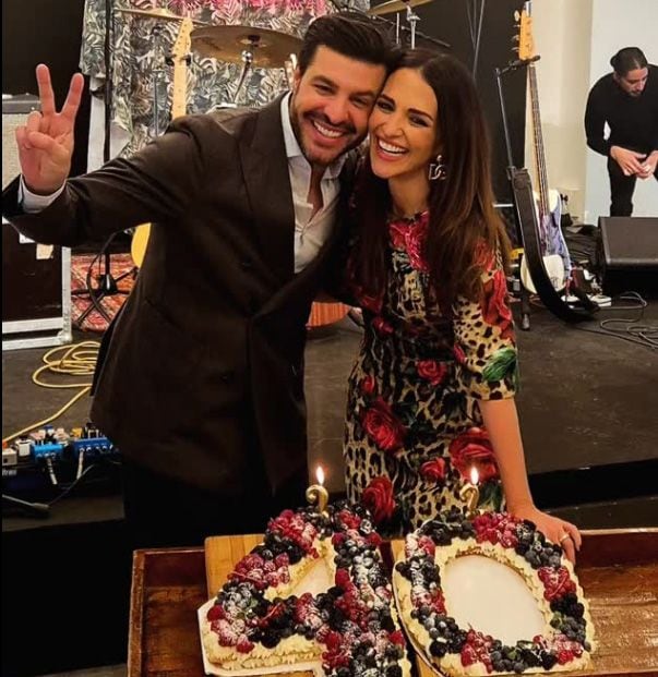 La enamorada pareja se fotografía junto a la tarta