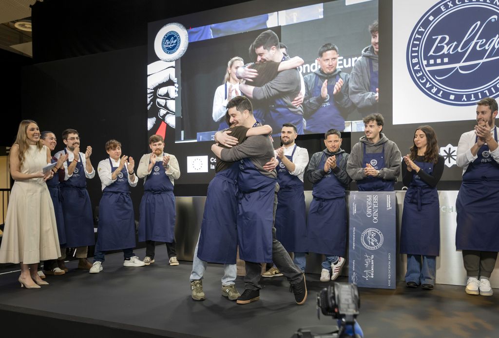 Los chefs de Masta Tarberna se funden en un abrazo tras hacerse público el veredicto.