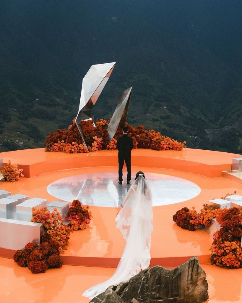 Decoración de bodas en naranja altar moderno