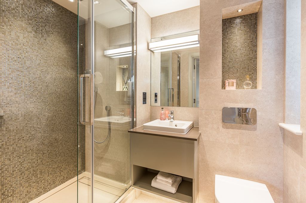 Baño pequeño con la iluminación artificial muy bien resuelta