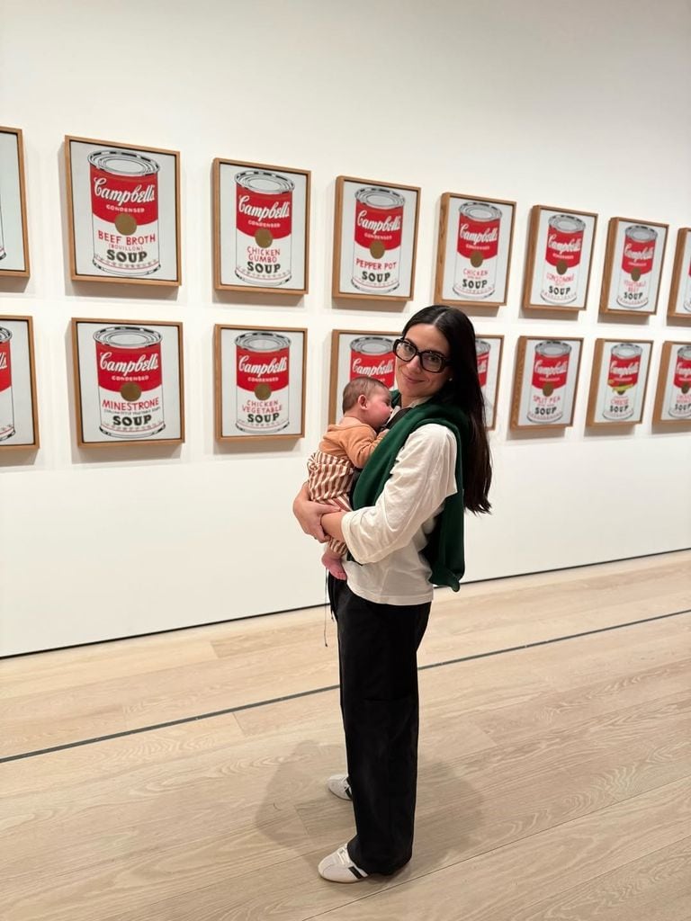 Ana Brenda Contreras disfrutando con su hija del arte de Andy Warhol.