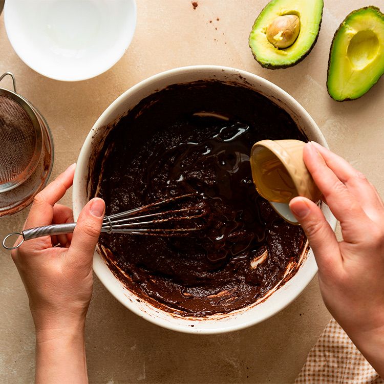 Mezclando ingredientes en un bol