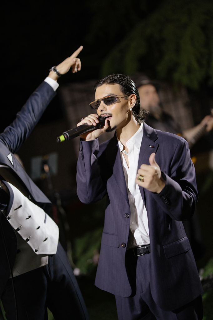 Abraham Mateo cantando en la boda de su amigo Almácor
