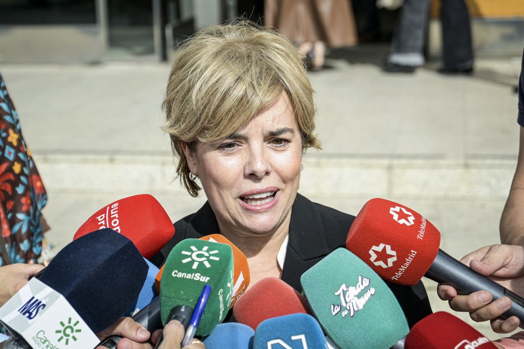 Soraya Saez de Santamaria atiende a los medios a las puertas del tanatorio de Huelva