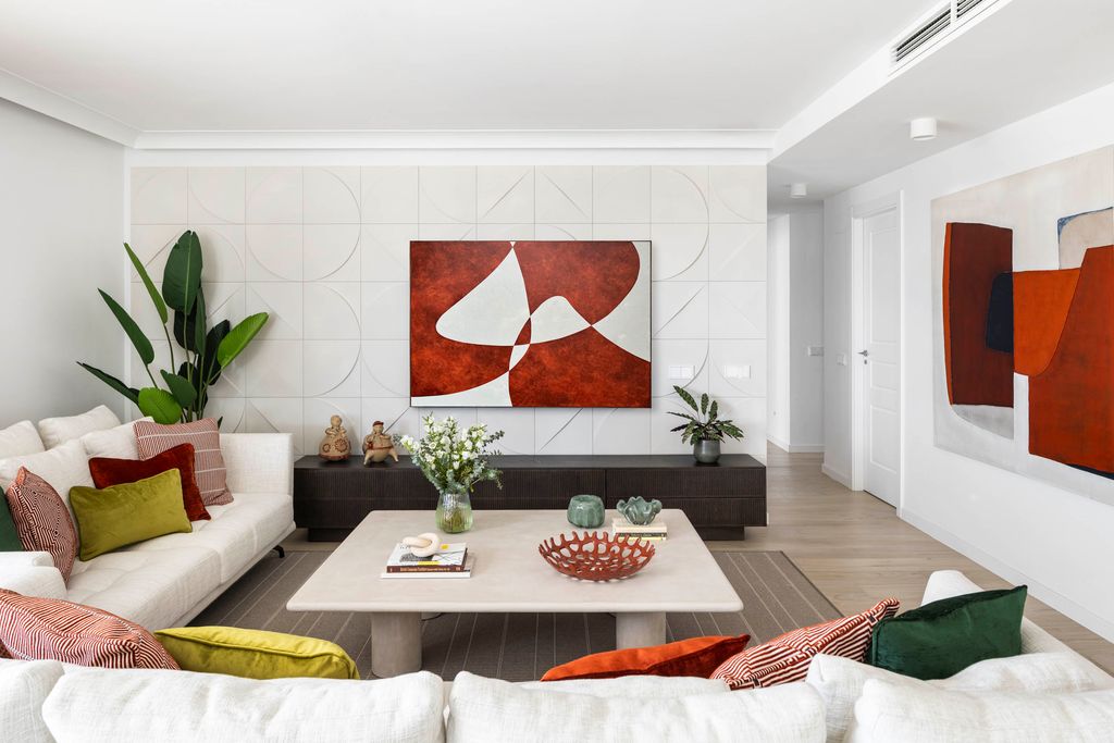 Salón en blanco con tonos verdes y rojos. 