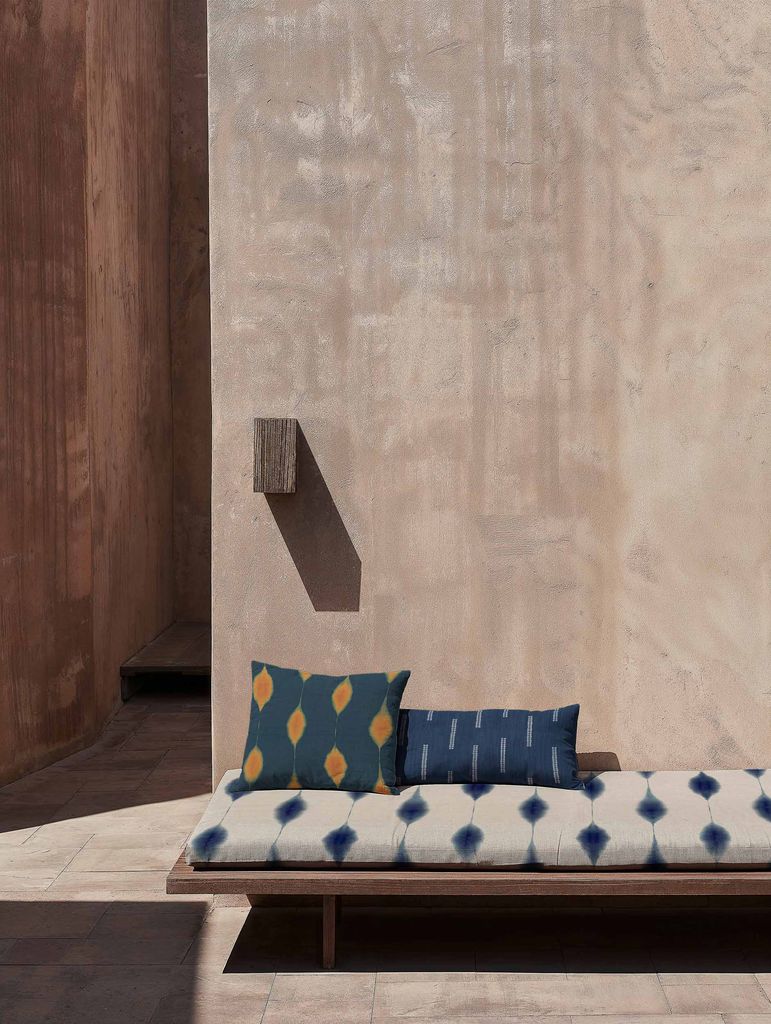 Banco con textiles de exterior en tonos azules