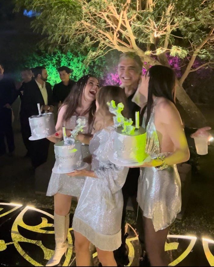 América y Camila Fernández con su papá Alejandro Fernández