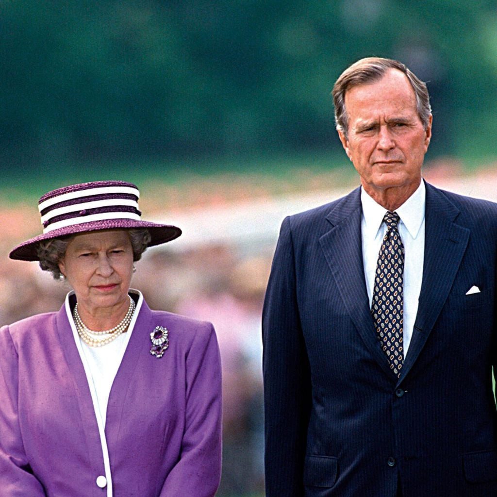 Isabel II HOLA PLUS