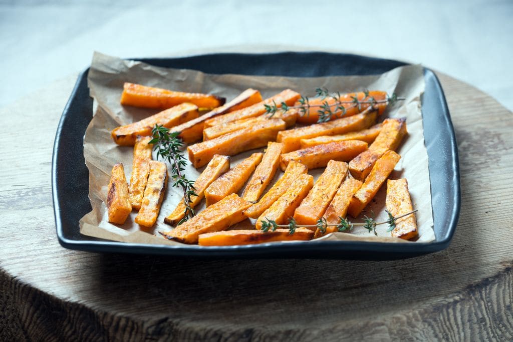 Puedes aromatizar estos bastones de boniato con tus hierbas y especias favoritas.