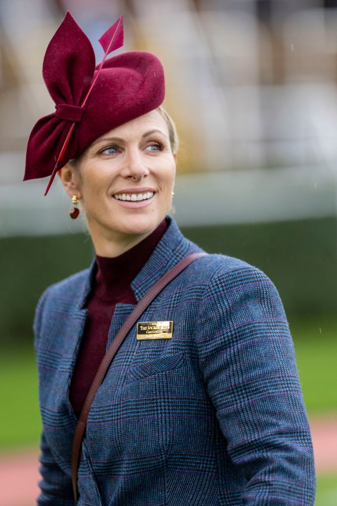 Zara Tindall asiste al segundo día de carreras de caballos de Cheltenham 2026