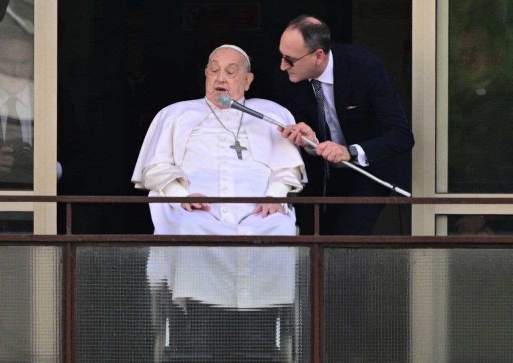 Primera aparición pública del papa Francisco desde el hospital de Gemelli de Roma    