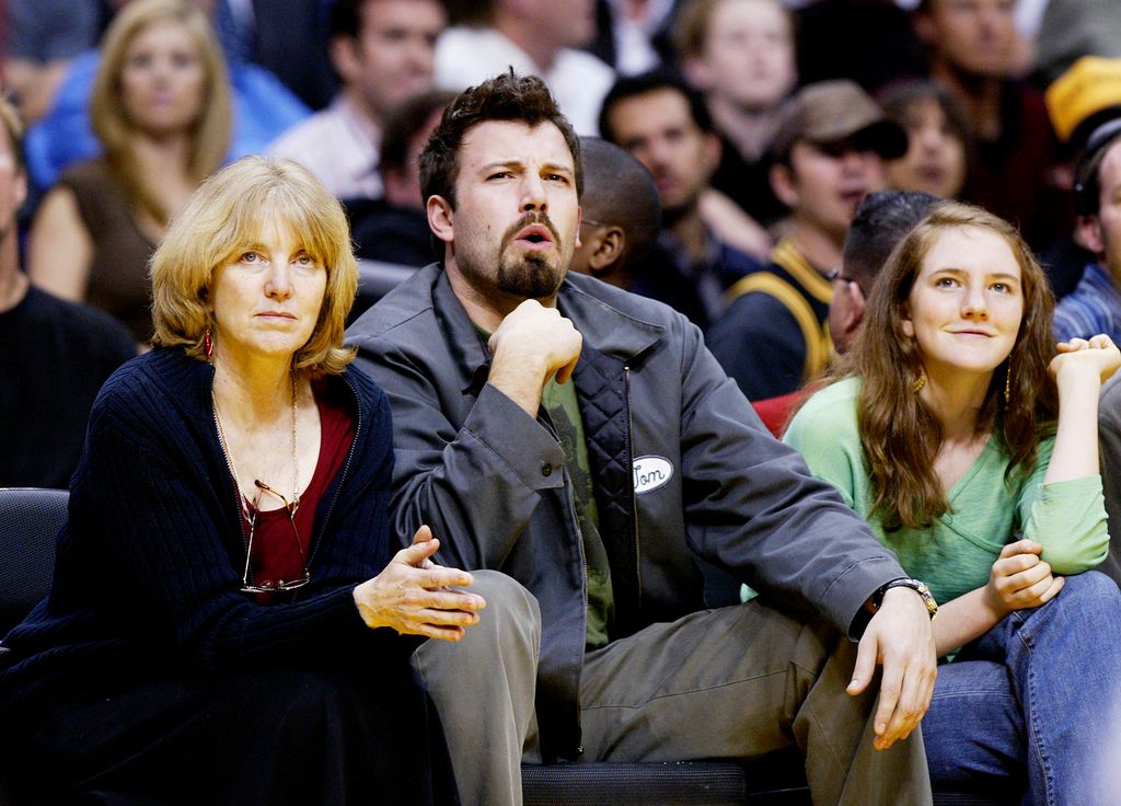 Ben Affleck y su madre viendo un partido entre Los Angeles Lakers y the Portland Trailblazers en February de 2004