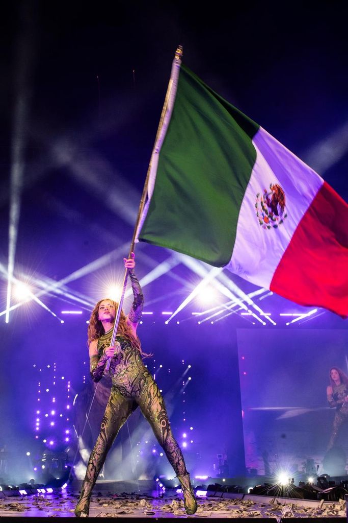 Shakira ondeó la bandera de México