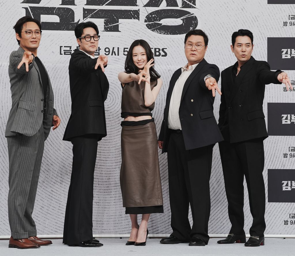 Choi Dae-hoon, So Ji-sub, Son Na-eun, Yoon Kyung-ho y Joo Sang-wook en la presentación de 'Agente Kim Reactivado' en Seúl, el 25 de junio de 2026