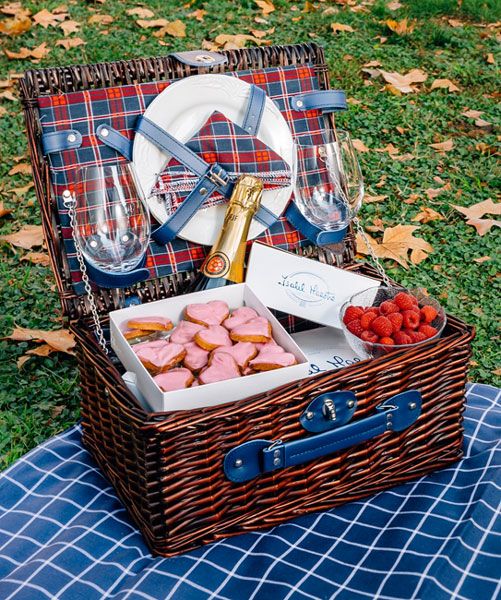 Coqueta cesta de picnic que el catering 'Isabel Maestre' propone para celebrar un 'San Valentín' con mucho sabor.
