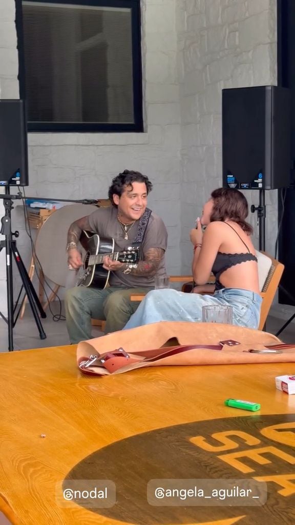Christian Nodal y Ángela Aguilar se mostraron muy enamorados mientras cantaban 'Qué Agonía'