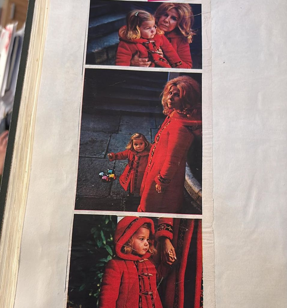 Fotografía de Eugenia Martínez de Irujo con su madre vestidas las dos de rojo