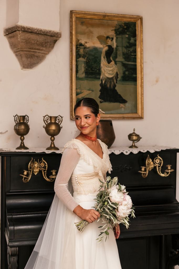 Boda de Marta Ovelar con vestido de Carmen Maza con encajes de su bisabuela