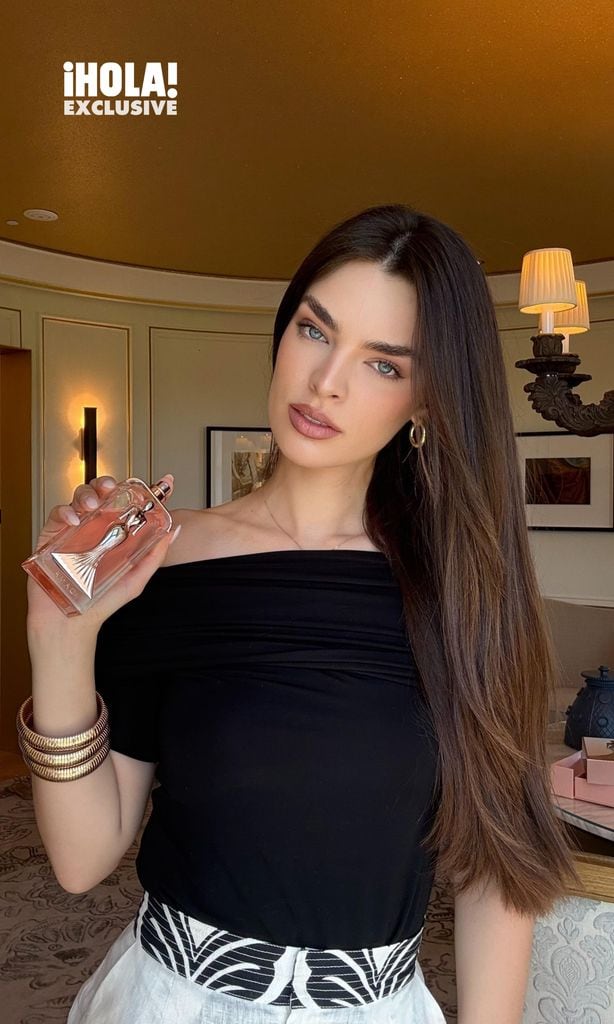 Nadia Ferreira con su perfume DAMA, el detalle más importante de su look.