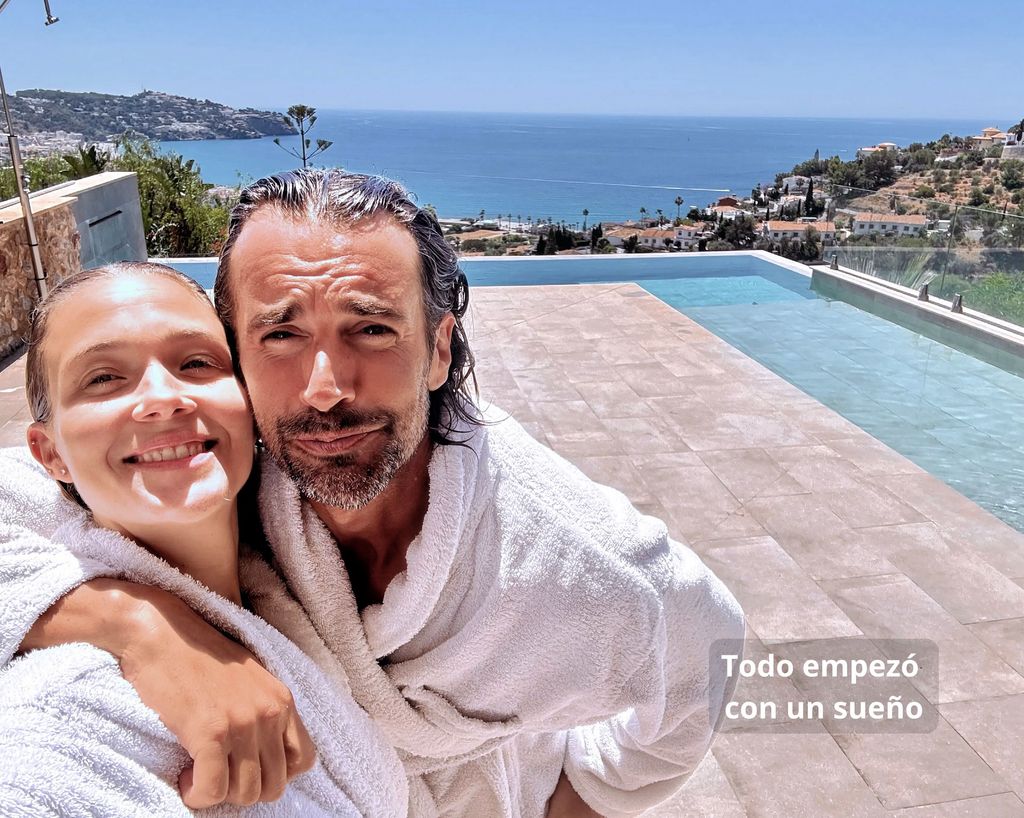 Patricia Montero y Álex Adrover posan en su nueva villa
