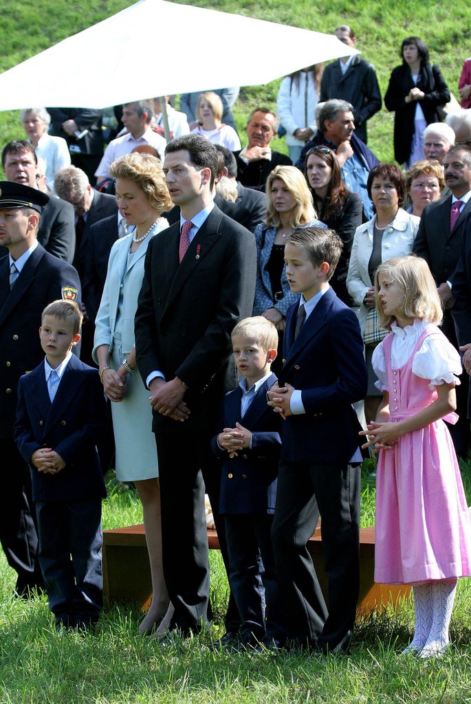 Los príncipes Alois y Sophie junto a sus tres hijos, en un acto en 2006