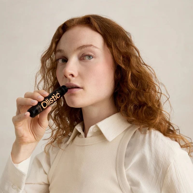 Mujer pelirroja tomando Olistic