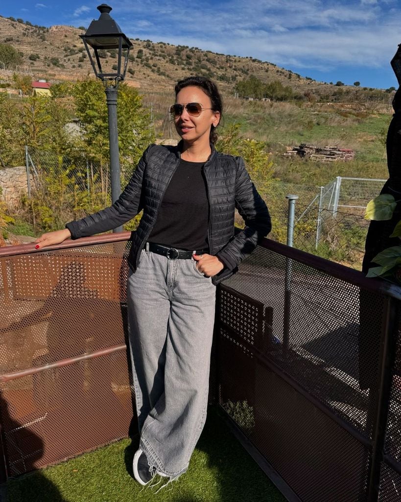 Plano entero de Chenoa posando en una terraza