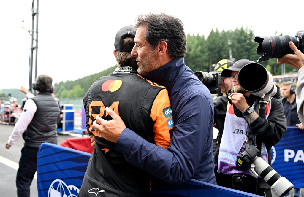 Webber abraza al piloto australiano en una de las carreras