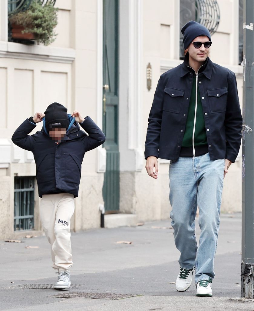 Padre e hijo caminan por la calle