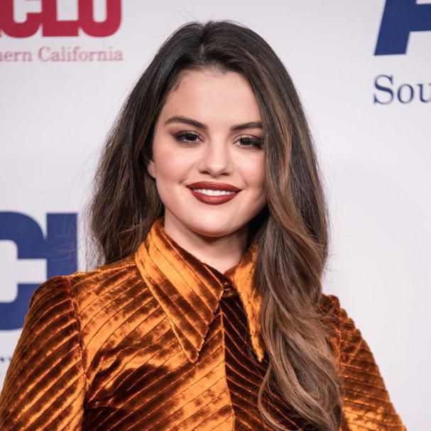 selena gomez con vestido de terciopelo y labial burdeos