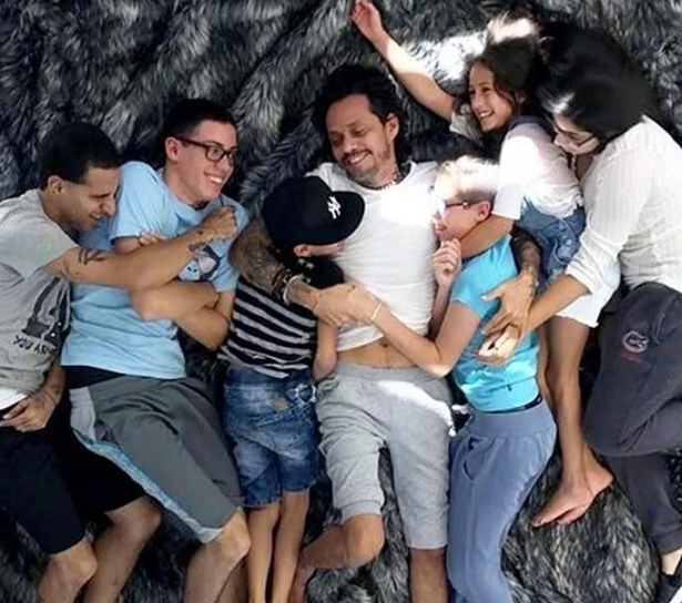 Marc Anthony con seis de sus siete hijos.