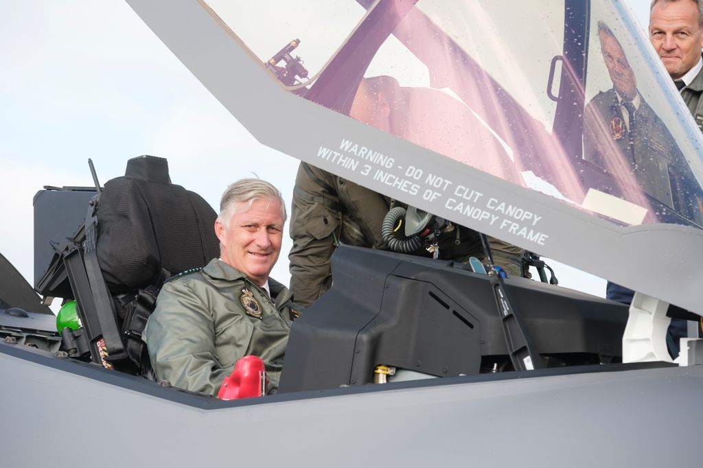 Felipe de Bélgica, pilotando un avión militar