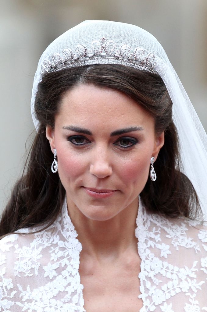 El delineado oscuro en el maquillaje de Kate le da un efecto más dramático al 'look'.