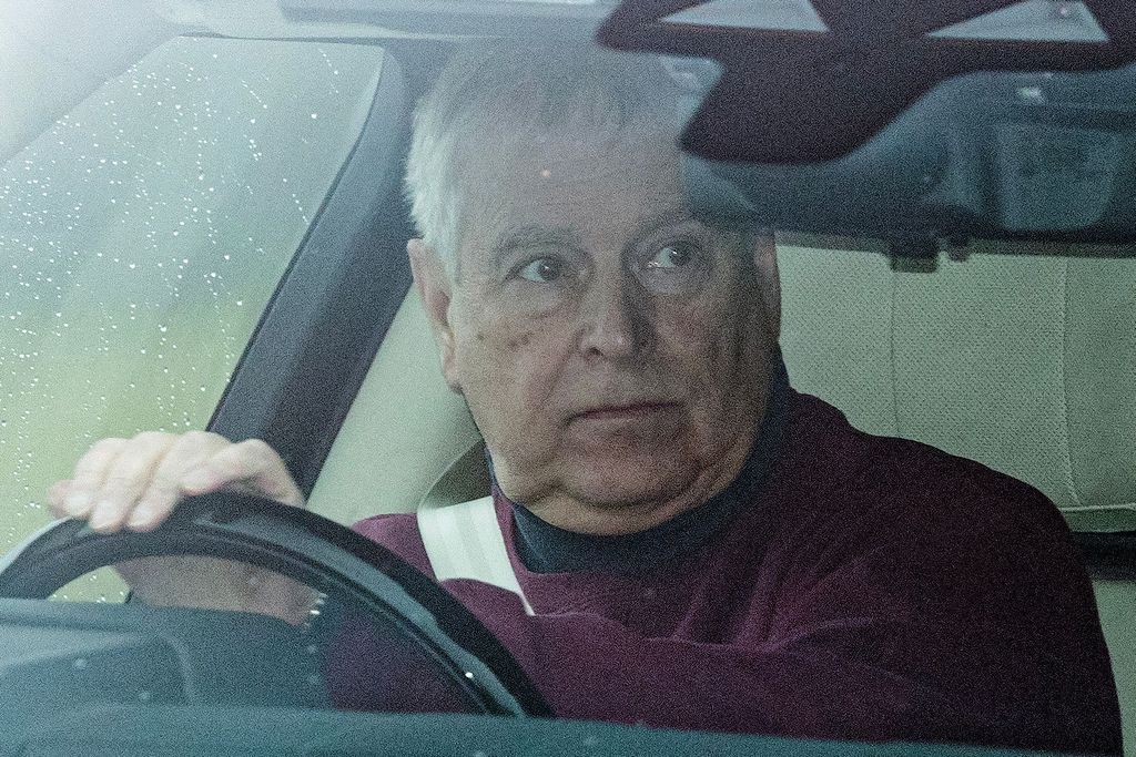 Andrés Mountbatten-Windsor conduciendo en los terrenos reales de Windsor este 26 de enero, una fecha que se suponía límite para su traslado a Sandringham